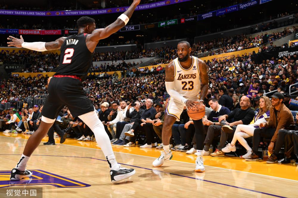 示出年轻一 示出年轻一